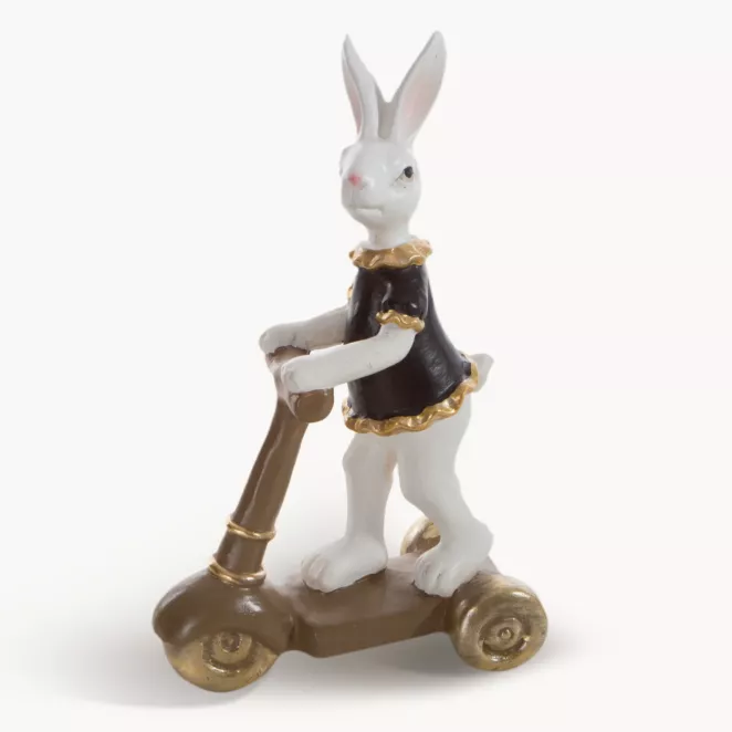 Wielkanocna figurka zajączka na hulajnodze