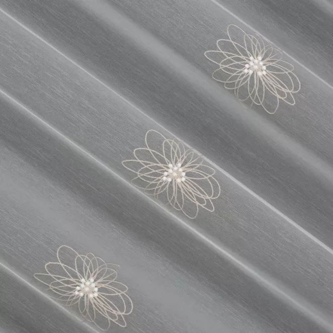 L136/3 Firana szyta na taśmie 5 cm kremowo beżowa z miękkiej tkaniny typu ADEN, zdobionej haftem w kształcie kwiatów