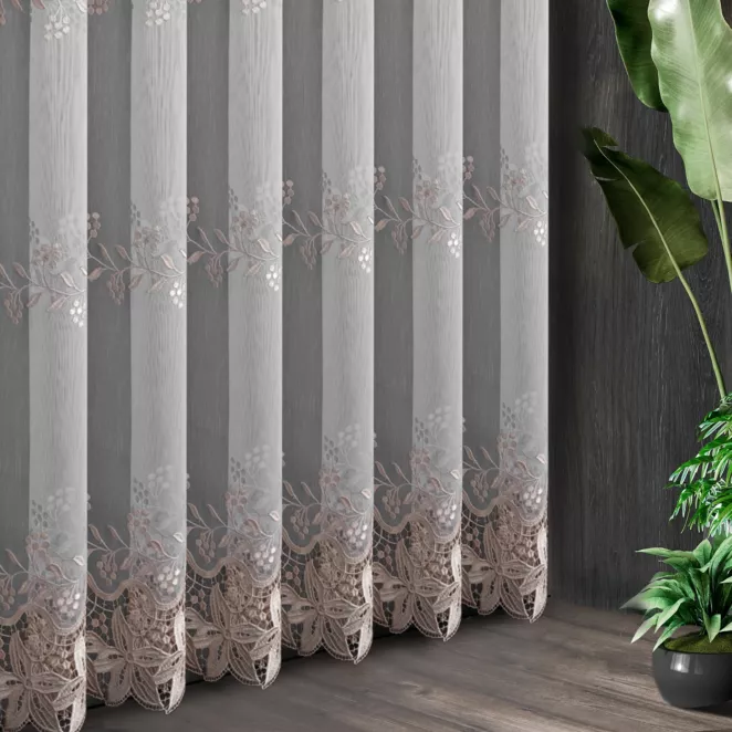 Tkanina firanowa typu aden,  zdobiona roślinnym haftem i dwoma pasami gipiury