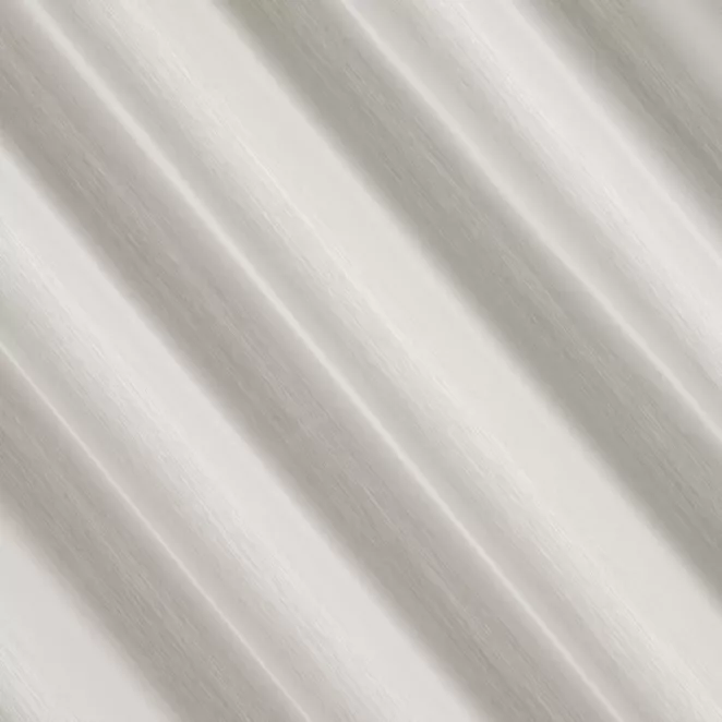 E102/5 Firana szyta na taśmie 5 cm kremowa z miękkiej w dotyku tkanina w delikatne pionowe prążki, wykończona obciążnikiem