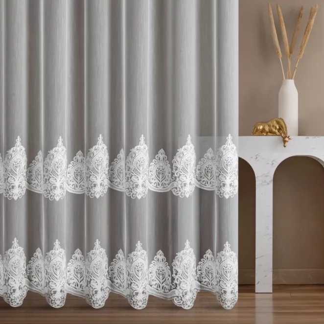 Firana szyta na taśmie 8 cm biała z tkaniny typu aden z efektem delikatnego deszczyku, zdobionej haftem łańcuszkowym we wzór ornamentowy