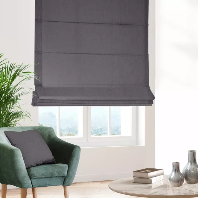 Roleta rzymska grafitowa z półmatowej etaminy o luźnym splocie, wykończona obciążnikiem