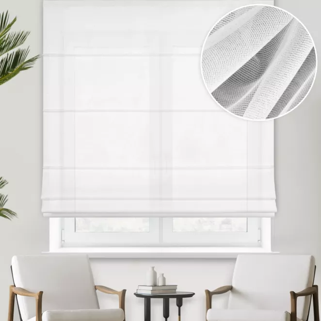 Roleta rzymska biała z gładkiej, matowej tkaniny, wykończona obciążnikiem