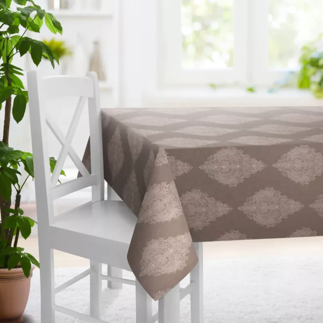 Obrus szyty beżowy z tkaniny w klasyczny wzór ornamentowy z drobnym błyszczącym akcentem