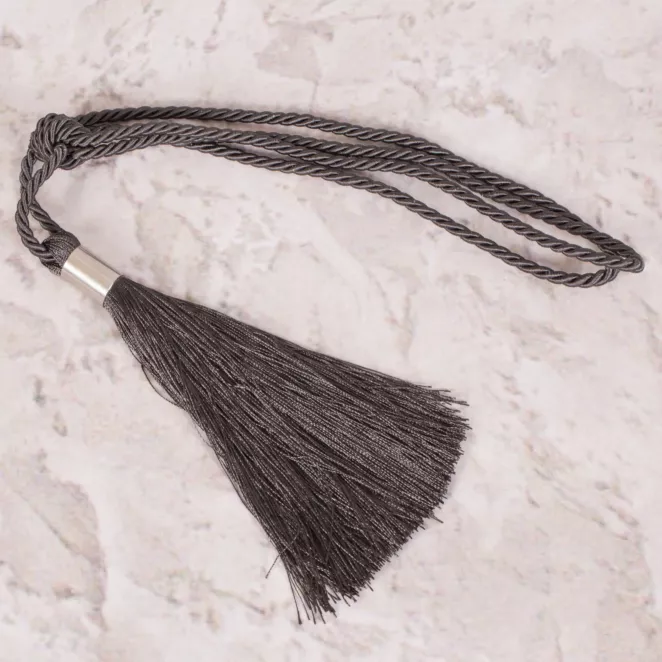 Dekoracyjny sznur do upięć z chwostem z metalową obrączką