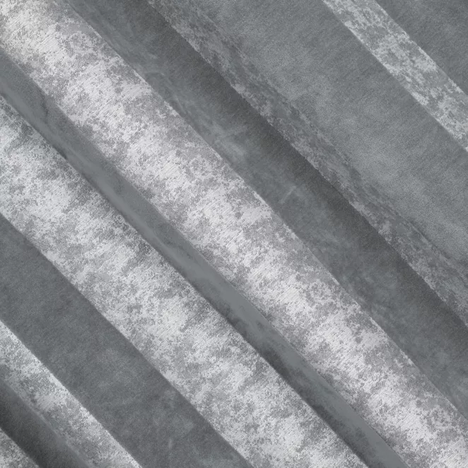 R124/3 Zasłona szyta na taśmie 5 cm CALVIA1 srebrna z szenilowej tkaniny w klasyczne pionowe pasy przetykane błyszczącą nicią