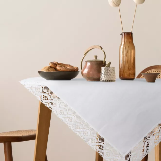 Obrus na stół 85x85 cm biały zdobiony koronką - SUSAN