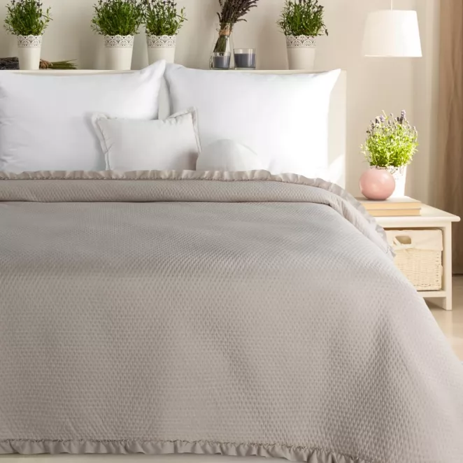 Narzuta ciemnobeżowa pikowana metodą hot press z ozdobną falbanką 170x210 cm FALBANKA Design 91