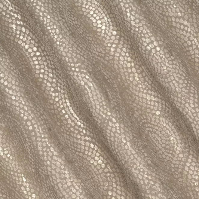 R183/10 Zasłona szyta na taśmie 5 cm beżowo złocista z grubej, welwetowej tkaniny z geometrycznym wzorem, zdobiona delikatnie połyskującym nadrukiem