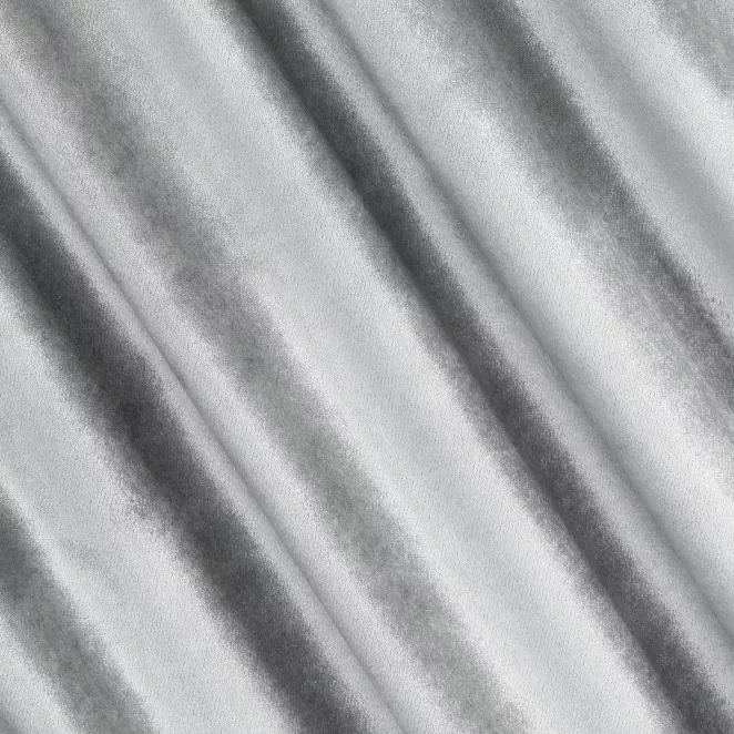 R151/2 Zasłona szyta na taśmie 5 cm srebrna z welwetowej, miękkiej tkaniny, z połyskującym nadrukiem