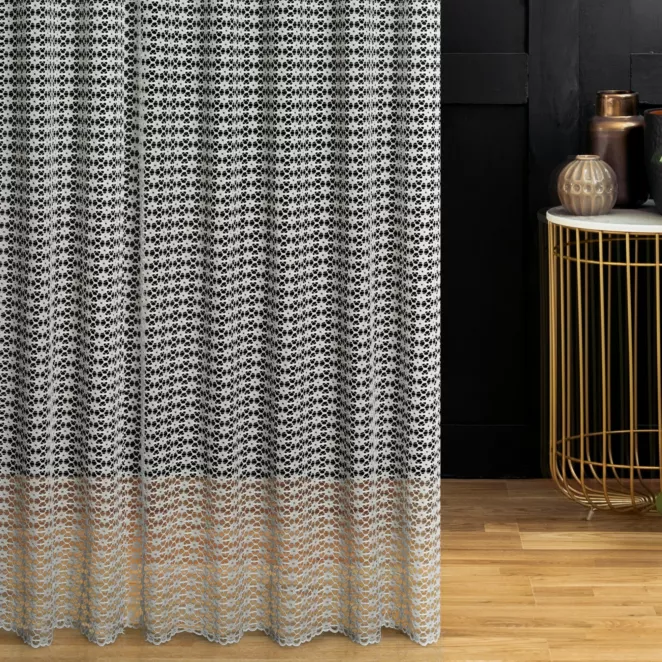 Firana szyta na taśmie 5 cm jasnoszara z luźno tkanej tkaniny koronkowej