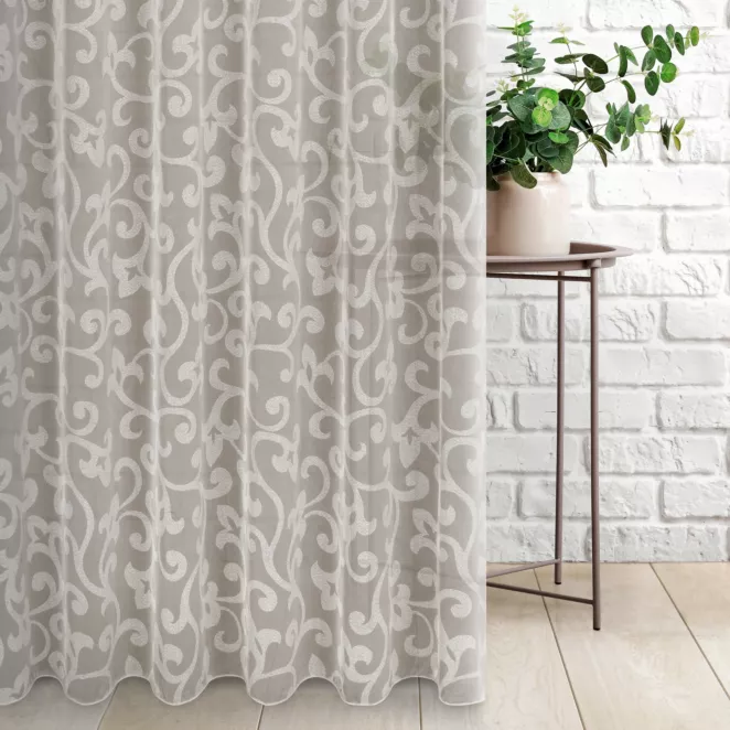 Tkanina firanowa lekka organdyna, z ornamentowym wzorem na całej powierzchni, wykończona obciążnikiem