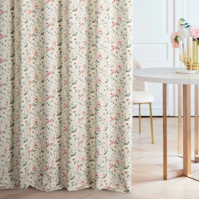 Zasłona szyta na taśmie 5 cm beżowo różowa z tkaniny o naturalnym splocie z nadrukowanym kwiatowym wzorem