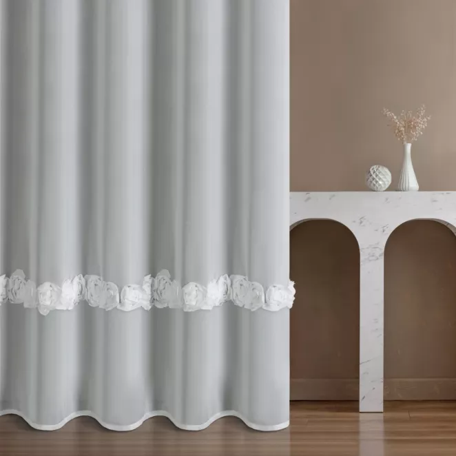 Firana szyta na taśmie 5 cm biała z szyfonowej tkaniny z pasem ozdobnych róż