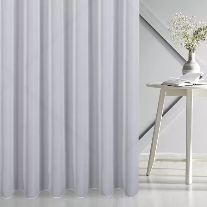 Firana szyta na taśmie 5 cm srebrna z delikatnej, miękkiej w dotyku żorżety, wykończonej obciążnikiem