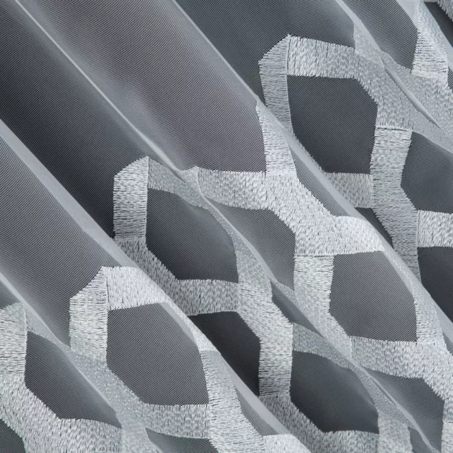 M180/2 Firana szyta na taśmie 5 cm biało srebrna z miękkiej tkaniny z geometrycznym wzorem, haftowanym błyszczącą nicią Italissima Eva Minge