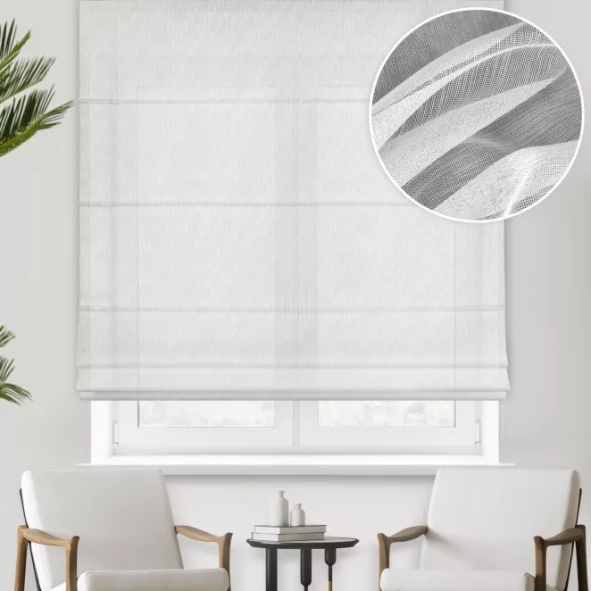 Roleta rzymska kremowa z lekko połyskującej tkaniny z widocznym efektem deszczyku, wykończona obciążnikiem