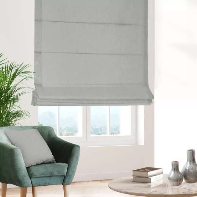 Roleta rzymska popielata z tkaniny blackout zaciemniającej w 100% o naturalnej strukturze