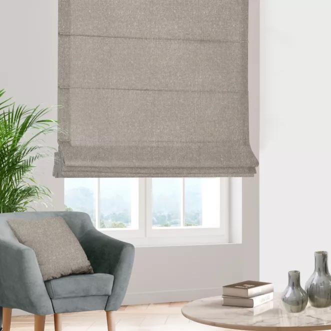 Roleta rzymska beżowa z miękkiej tkaniny z widocznym ozdobnym splotem