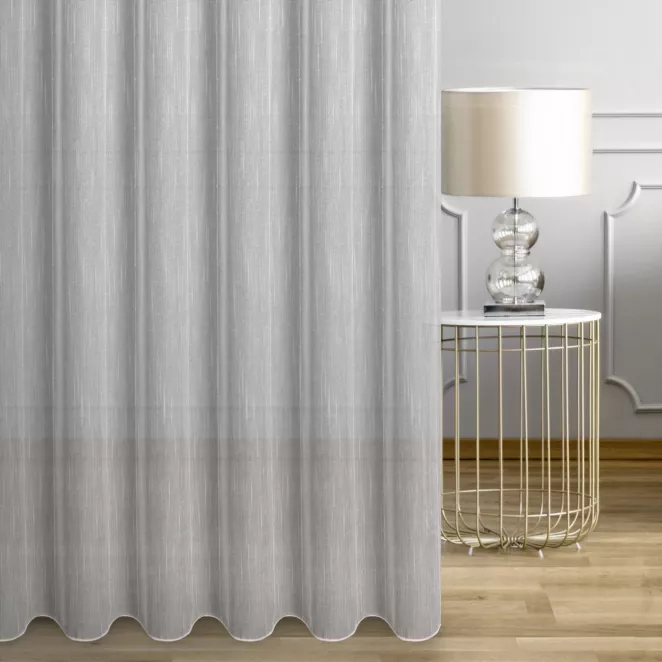 Firana szyta na taśmie 5 cm biało srebrna matowa siateczka o naturalnym splocie z delikatnymi cekinami, wykończona obciążnikiem