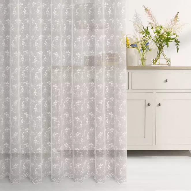 Firana szyta na taśmie 5 cm kremowa z tkaniny typu ADEN zdobionej po całości haftem w kształcie drobnych kwiatuszków