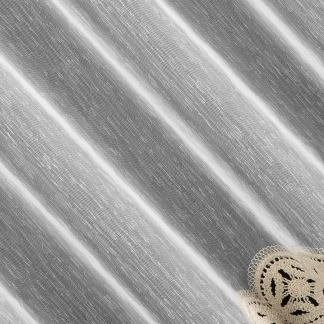 H247/4 Firana szyta na taśmie 5 cm naturalno beżowa z cienkiej matowej tkaniny z efektem deszczyku zdobionej kordonkową aplikacją