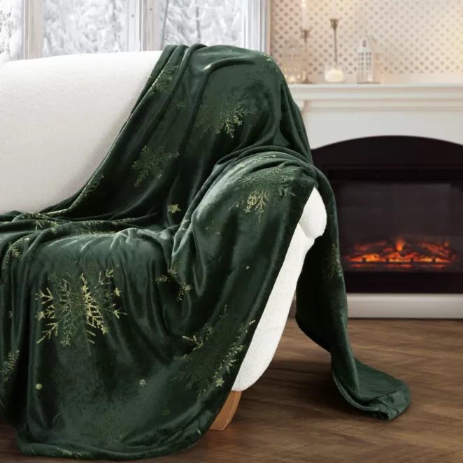 Koc świąteczny 150x200 cm ciemnozielony, złoty zdobiony nadrukiem śnieżynek