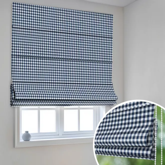 Roleta rzymska biało ciemnoniebieska z delikatnej tkaniny w kratkę