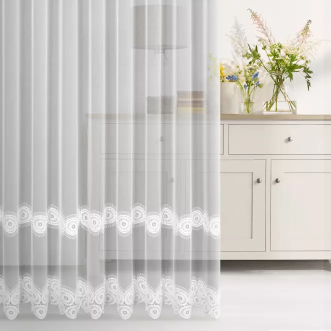 Firana szyta na taśmie 5 cm biało beżowa z delikatnej tkaniny typu aden zdobionej aplikacją o subtelnym połysku