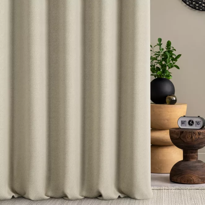 Zasłona szyta na taśmie 5 cm ciemnobeżowa z tkaniny z jodełkowym wzorem geometrycznym