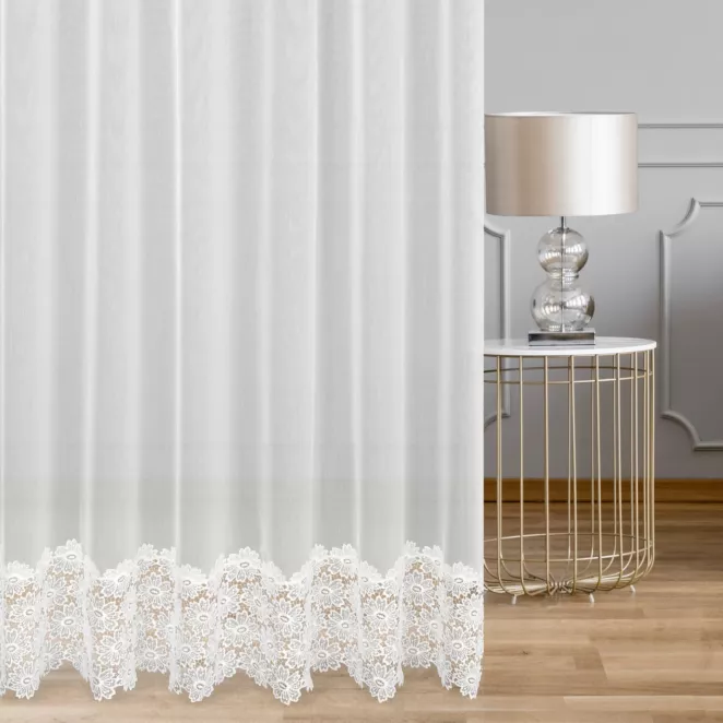 Firana szyta na taśmie 5 cm biała z matowej tkaniny ADEN ozdobionej kwiatową aplikacją