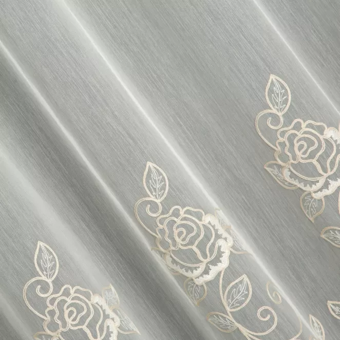 L116/4 Firana szyta na taśmie 5 cm kremowo beżowa z matowej tkaniny ADEN zdobionej dołem dwukolorowym haftem z nicią kordonkową