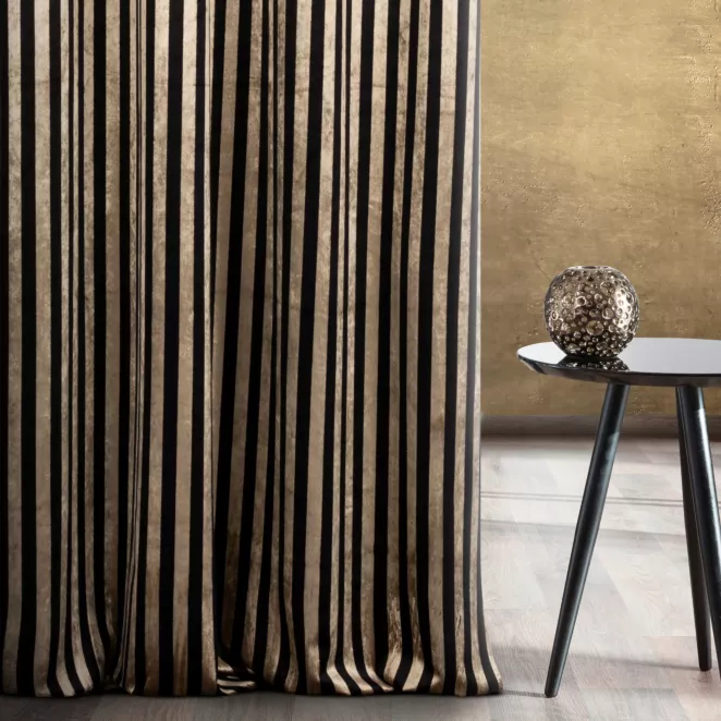 Zasłona szyta na taśmie 5 cm czarno złota z welwetowej tkaniny obiciowej w pasy, w stylu glamour Italissima Eva Minge