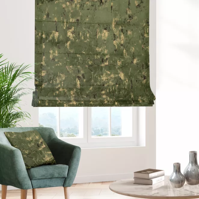 Roleta rzymska oliwkowo złocista z tkaniny welwetowej zdobionej połyskującym drukiem