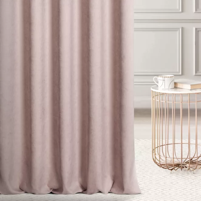 Zasłona szyta na taśmie 5 cm ciemnoróżowa z miękkiej tkaniny o welurowej strukturze