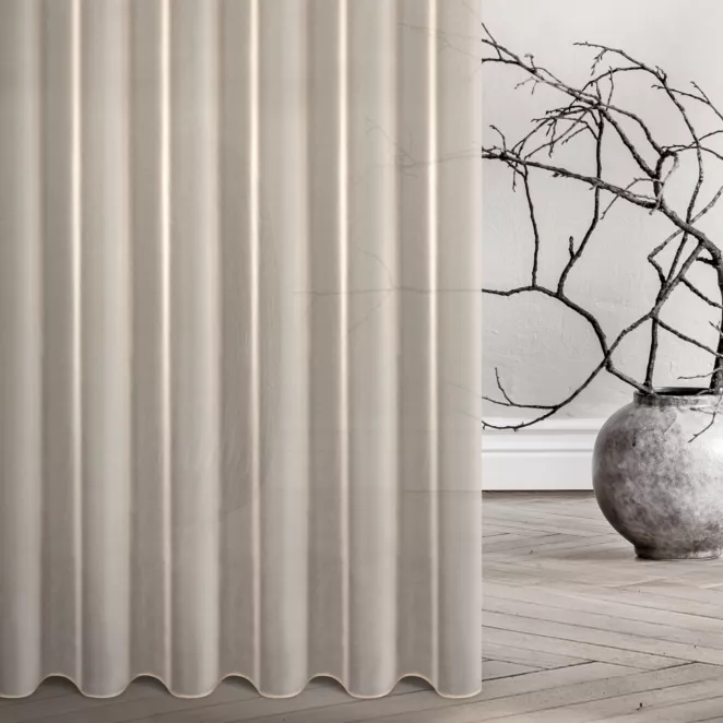 Firana szyta na taśmie 5 cm kremowa z delikatnej matowej tkaniny w drobną krateczę nie wymagającej prasowania, wykończonej obciążnikiem