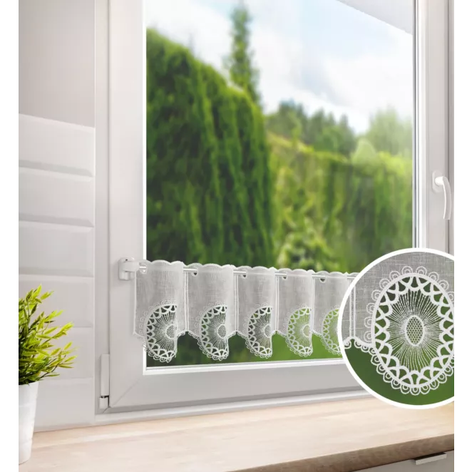 Tkanina firanowa zazdrostka zdobiona ażurowym haftem