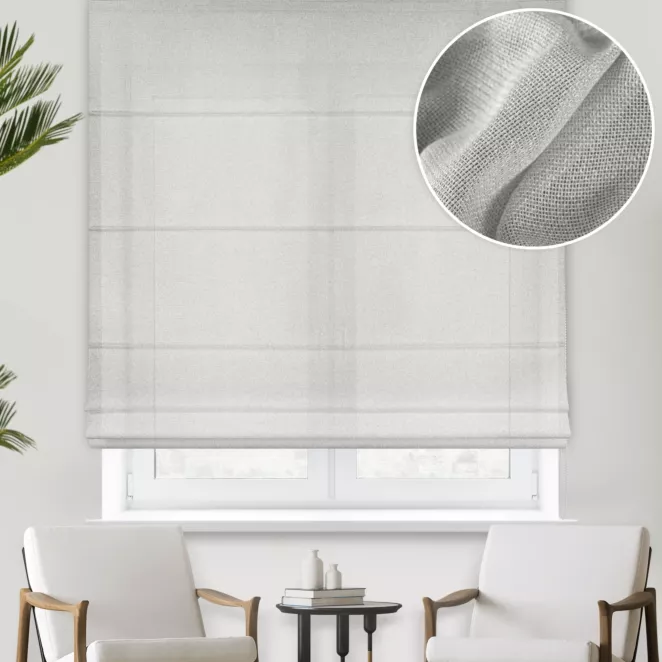 Roleta rzymska jasnoszara z drobnej siateczki, wykończona obciążnikiem