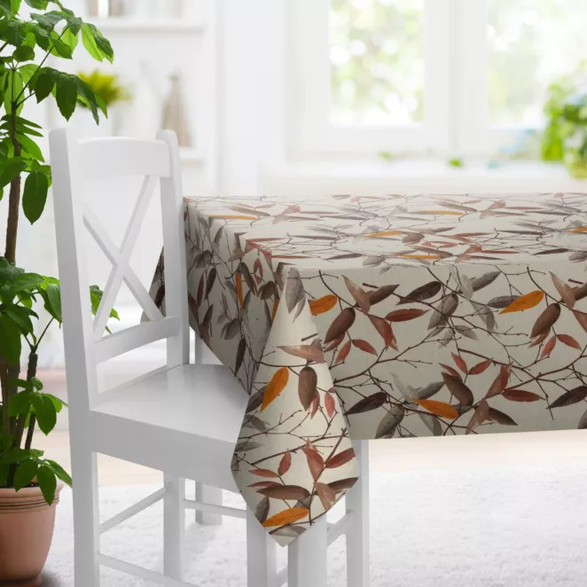 Obrus szyty brązowo kremowy z tkaniny o naturalnym splocie z dodatkiem lnu, zdobionej nadrukiem w kształcie liści