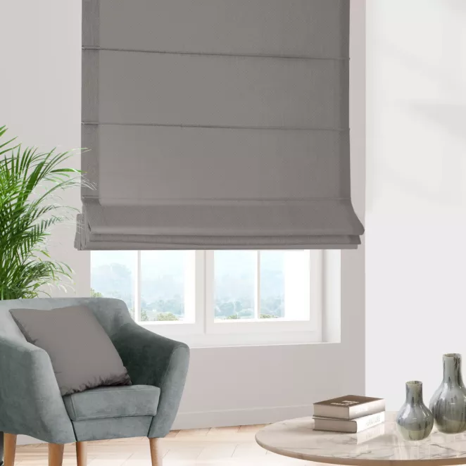 Roleta rzymska popielata z gładkiej tkaniny zaciemniającej typu dimout