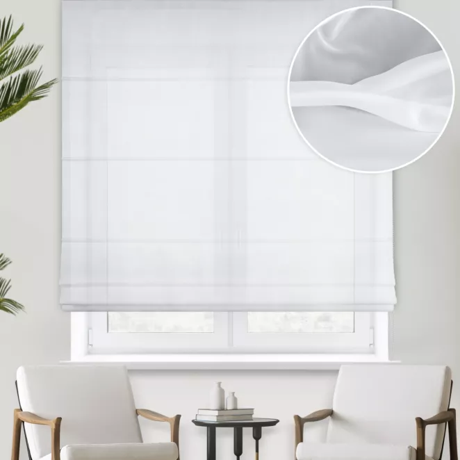 Roleta rzymska biała z delikatnej elaganckiej tkaniny, wykończonej obciążnikiem