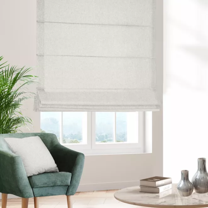 Roleta rzymska jasnosrebrna z tkaniny o naturalnym splocie w stylu eko