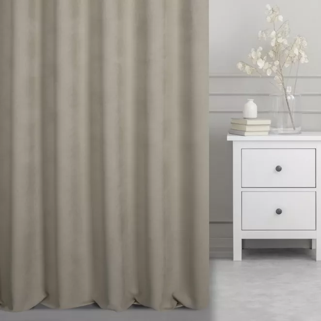 Zasłona szyta na taśmie 5 cm ciemnobeżowa z miękkiej tkaniny o welurowej strukturze i wyraźnym splocie
