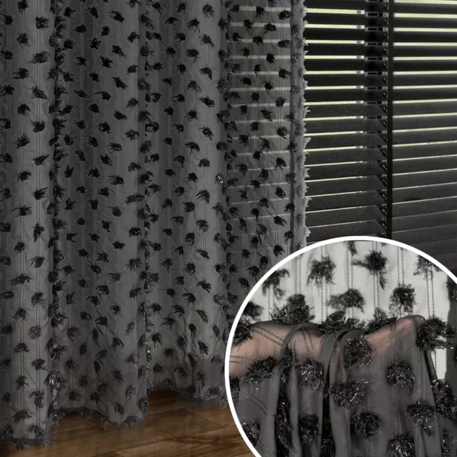 Zasłona czarna zdobiona pomponami z szyfonu 135x250 przelotka - AURELIA - Eva Minge