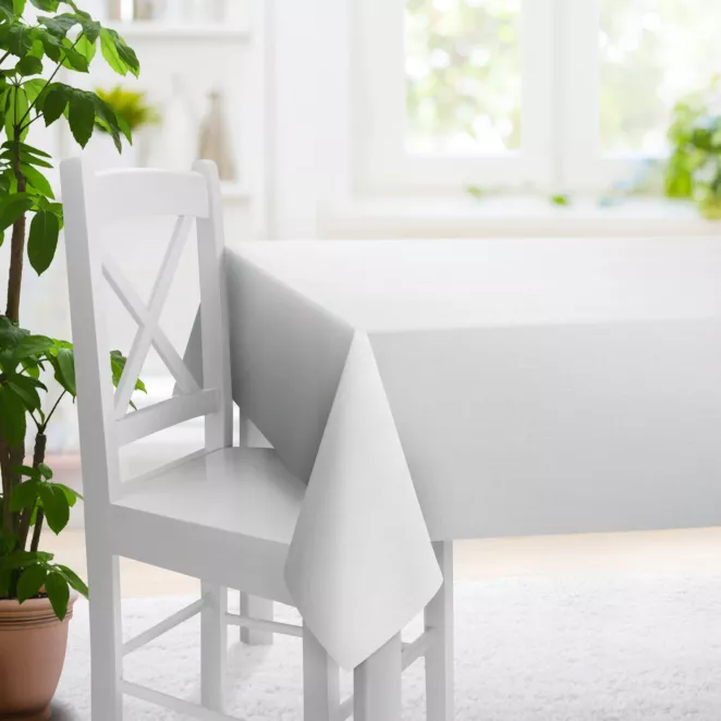 Obrus szyty biały z tkaniny o grubym splocie przetykanej błyszczącą nicią