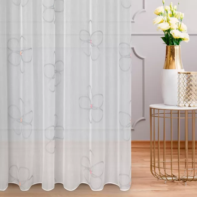 Firana szyta na taśmie 5 cm biało szara z miękkiej tkaniny w kwiatowy, fluorescencyjny wzór, wykończona obciąznikiem