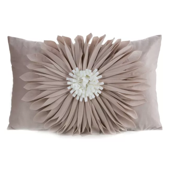 Poszewka na poduszkę 30 x 50 cm z welwetu kolor beżowo, kremowy zdobiona dużym kwiatem 3D FLORES 3