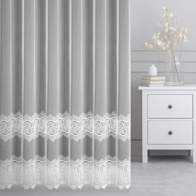 Firana szyta na taśmie 5 cm biała z matowej tkaniny z efektem deszczyku zdobionej aplikacją w formie poziomych pasów