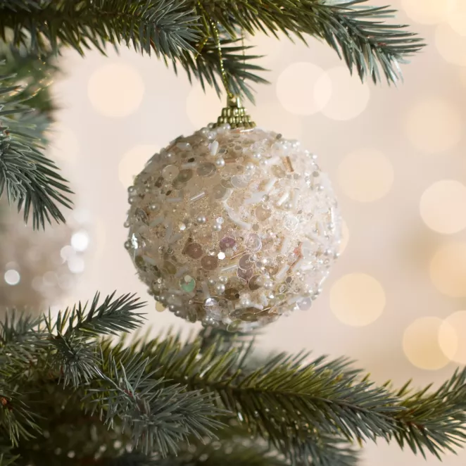 Bombka choinkowa zdobiona brokatem i drobnymi koralikami