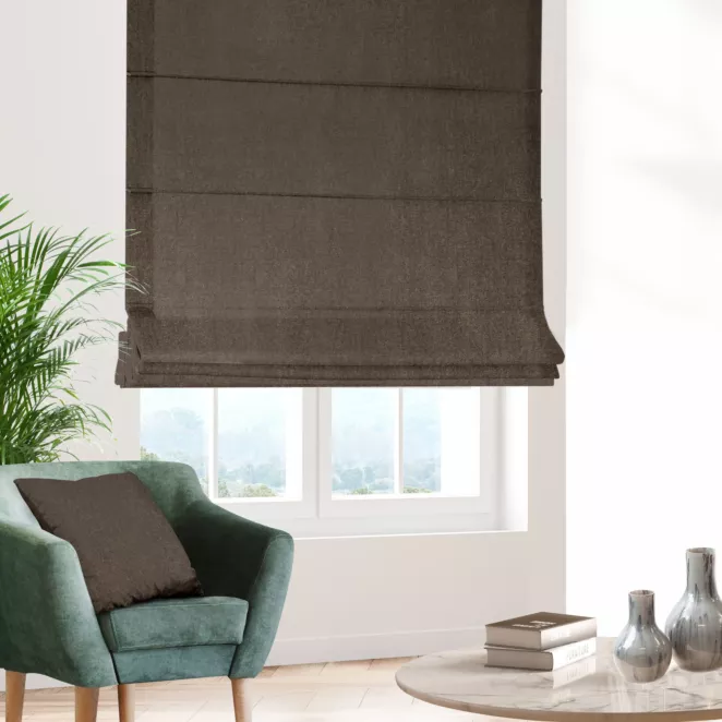 Roleta rzymska brązowa ze strukturalnej tkaniny typu blackout, zaciemniająca w 100%